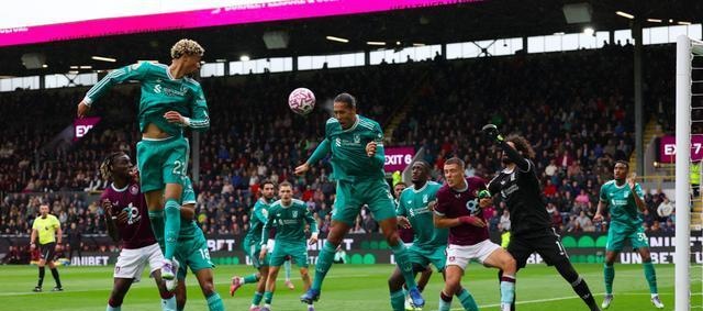 爱游戏APP-场面火爆！英超观众席沸腾不已