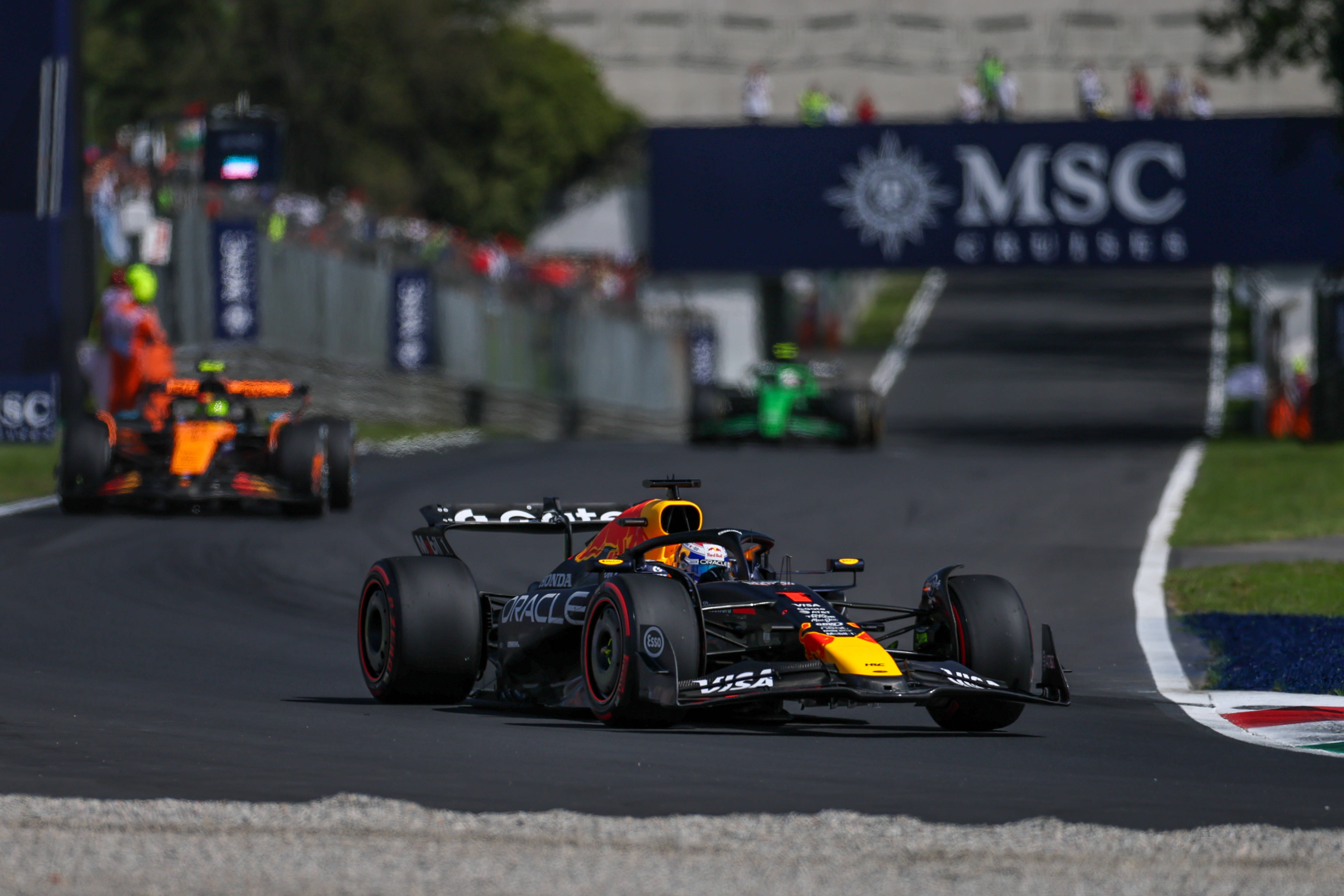 梅赛德斯翻盘红牛车队，皮亚斯特里点燃赛场