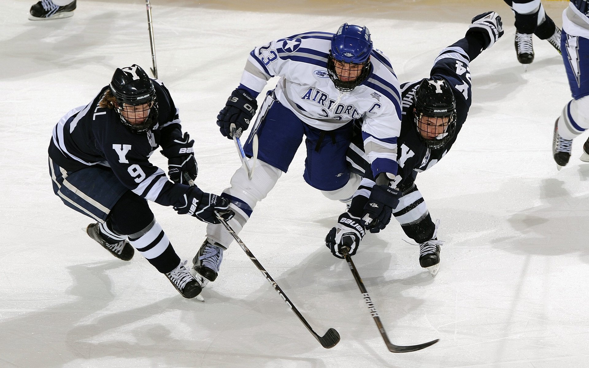 爱游戏在线-几何的杀戮，当格列兹曼的跑位遇见F1弯道