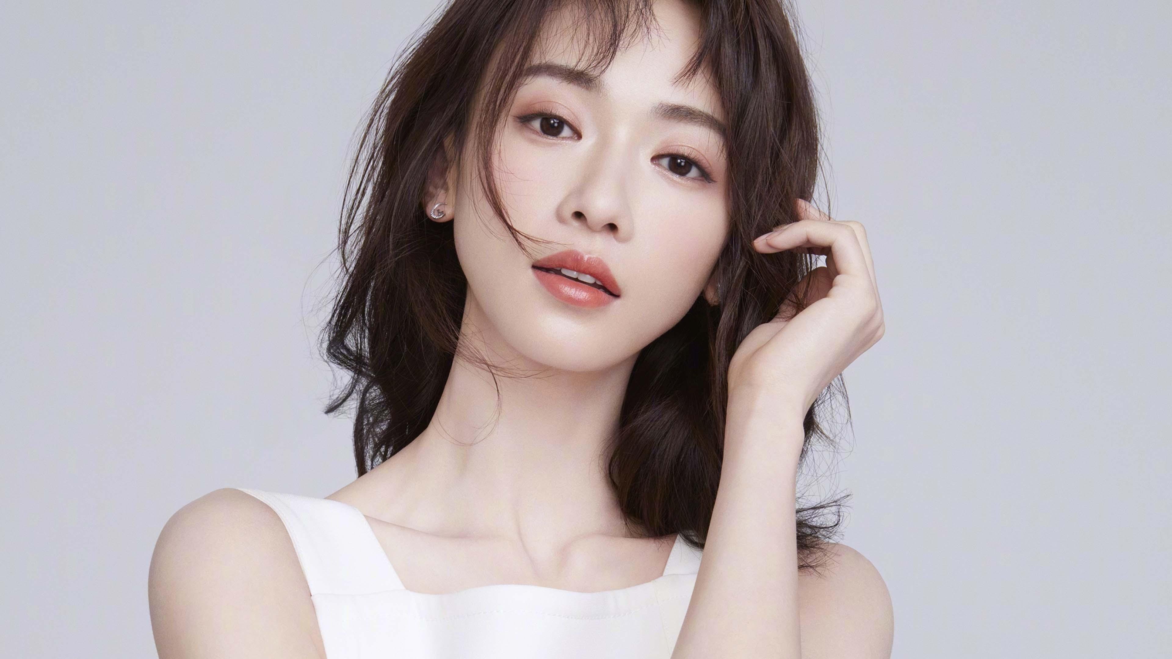 戈麦斯如天鹅般优雅，街道赛之夜的不朽独舞