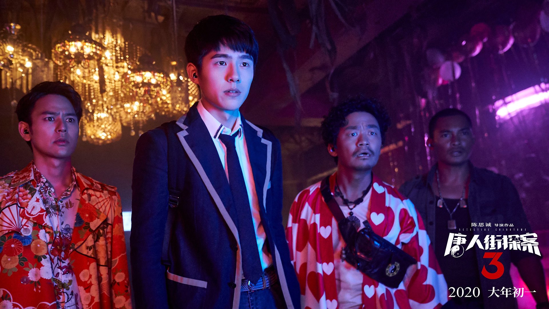 我将基于这个理解，进行创造性构思，将这两个元素巧妙地融合进一篇文章中，突出唯一性—即一位巨星在另一块场地上的耀眼表演，与一支球队爆冷创造历史，在同一足球之夜遥相呼应，共同定义了足球的魅力